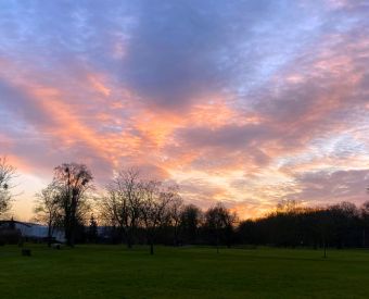 Himmel mit roten Wolken