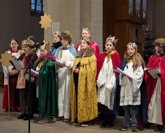 Sternsinger in einer Kirche