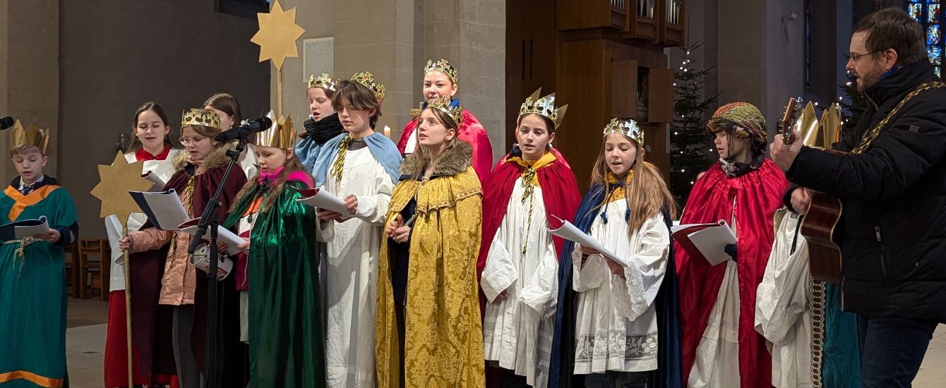 Sternsinger in einer Kirche