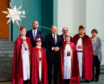 Sternsinger und der Bundeskanzler Olaf Scholz