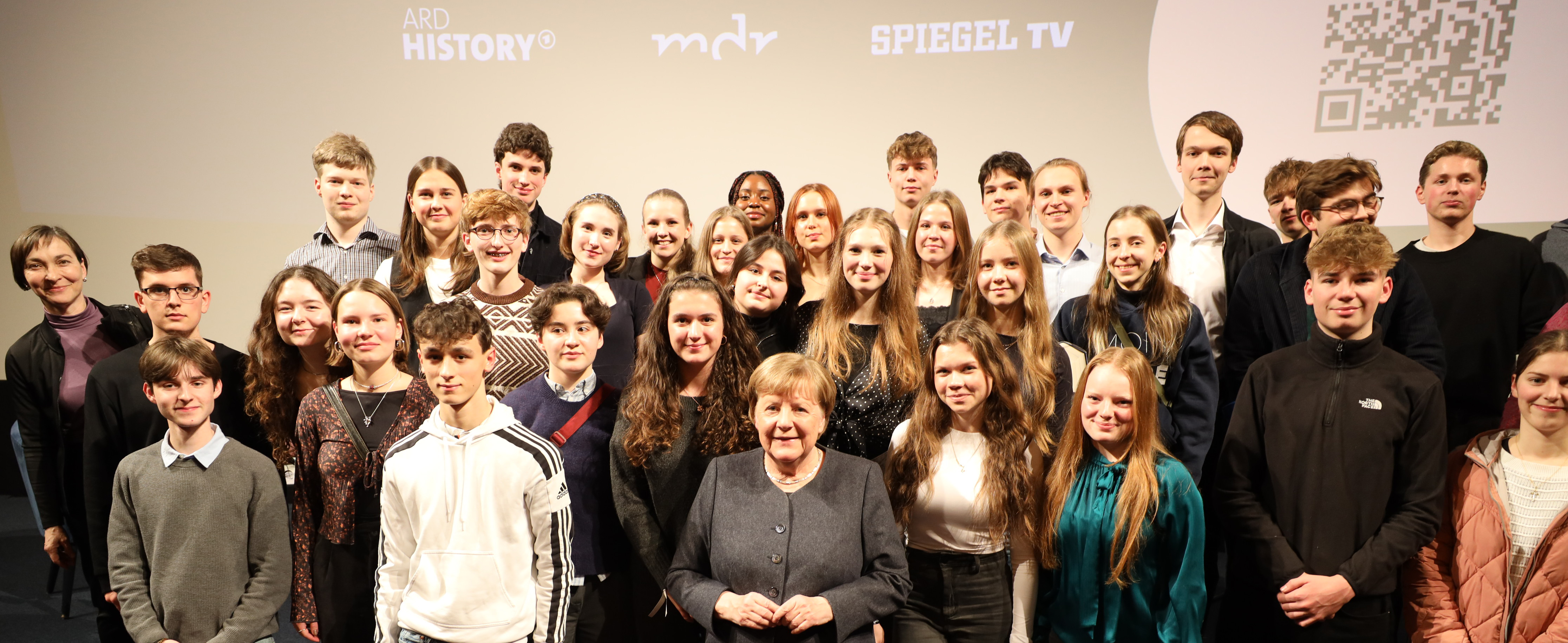 Schülerinnen und Schüler des Elisabeth-Gymnasiums Halle mit Altkanzlerin Angela Merkel