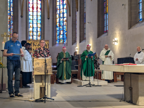 Bischöfe in einer Kirche