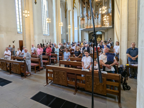 Menschen in einem Gottesdienst