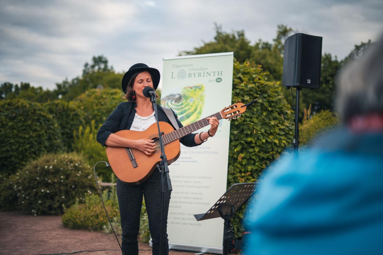 Frauen bei einem Open Air Konzert