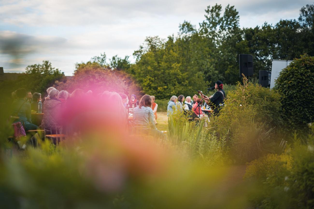 Frauen bei einem Open Air Konzert