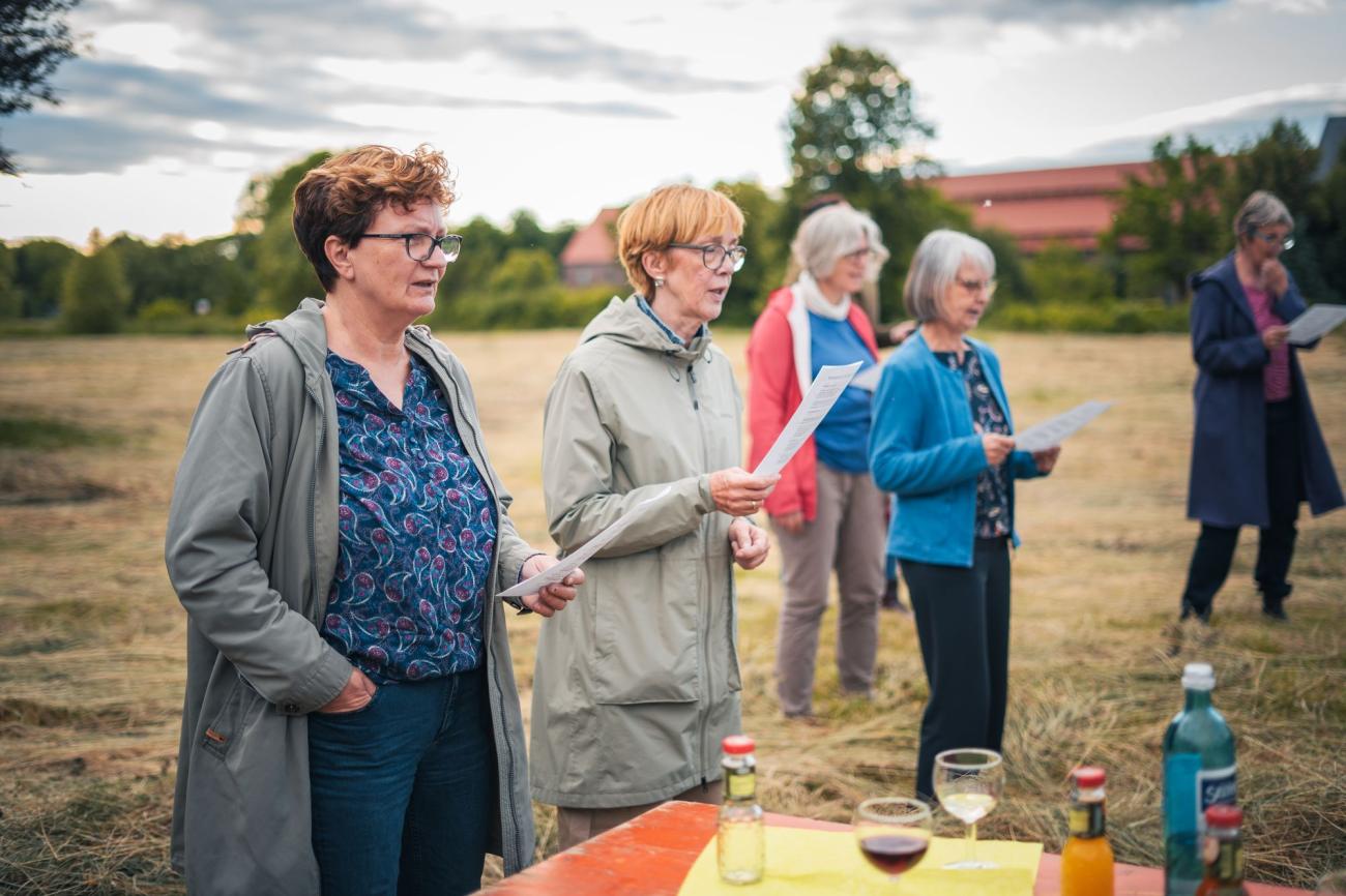 Frauen stehen auf einer Wiese