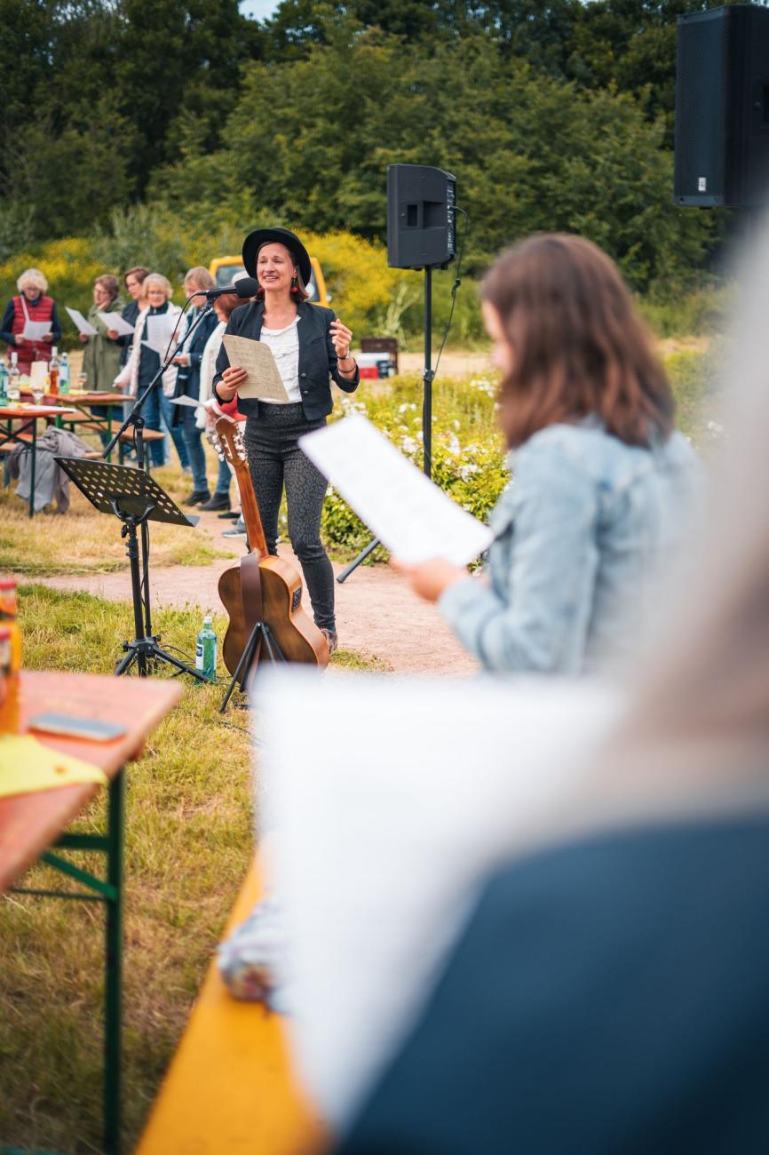 Frauen bei einem Open Air Konzert