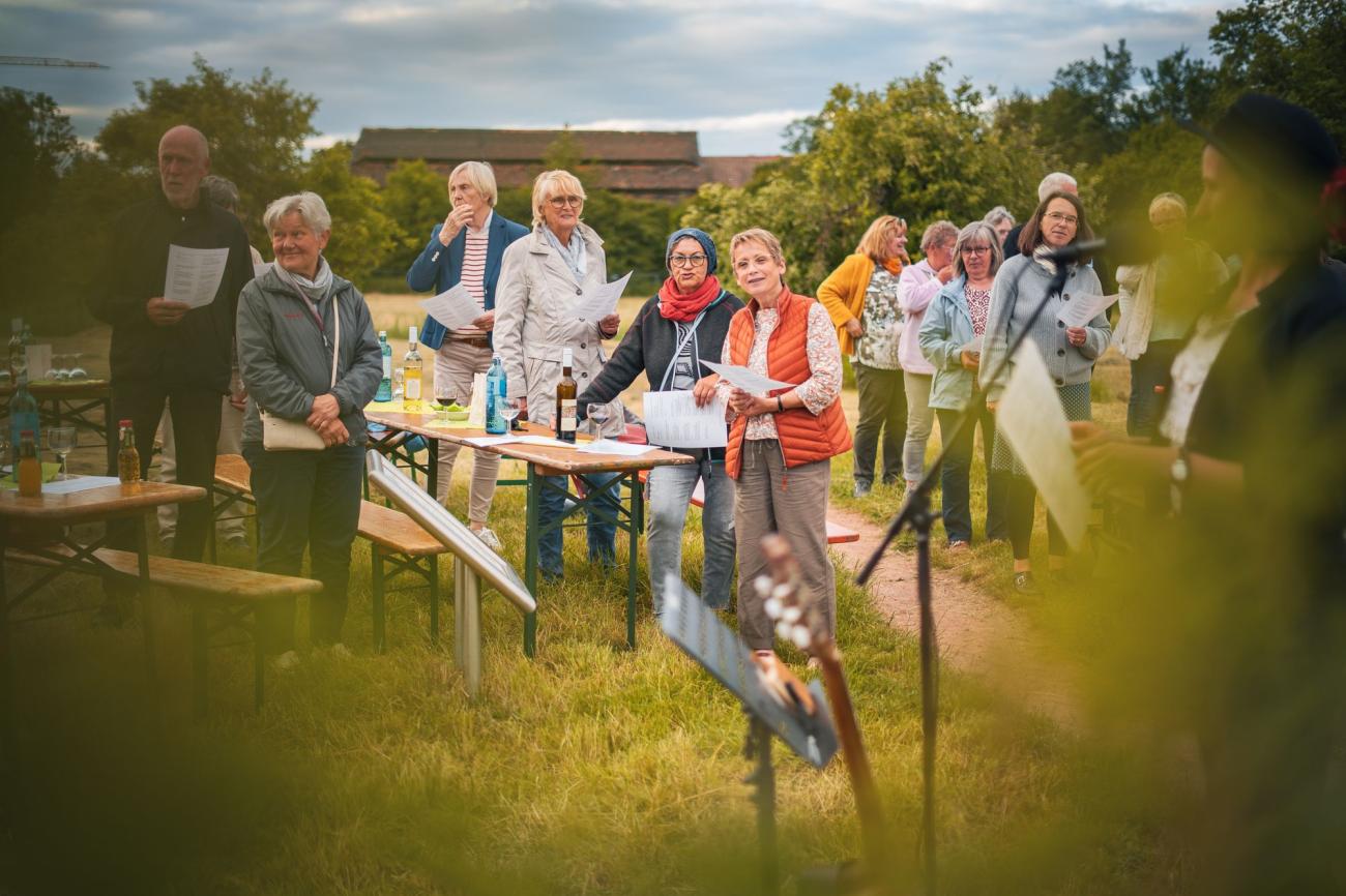 Frauen bei einem Open Air Konzert