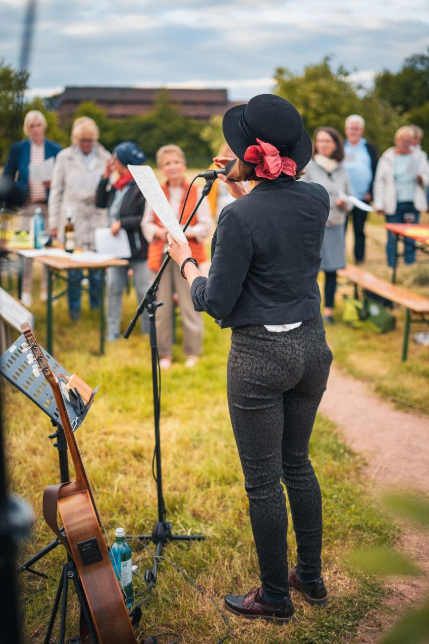 Frauen bei einem Open Air Konzert