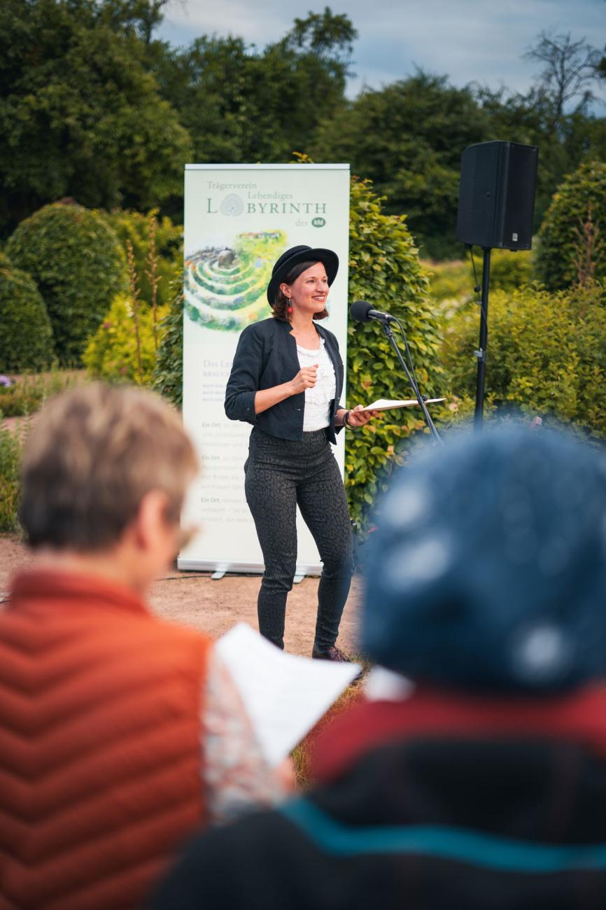 Frauen bei einem Open Air Konzert