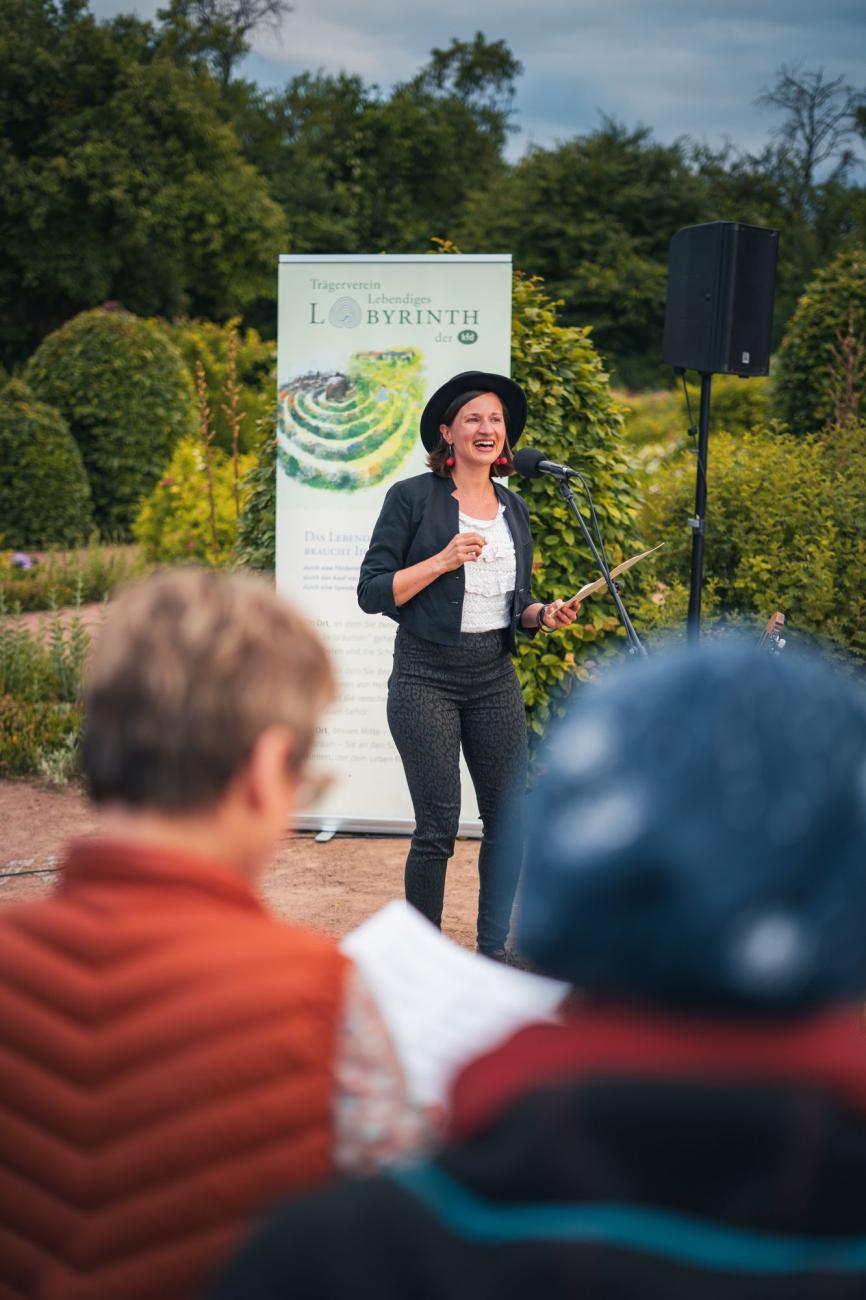 Frauen bei einem Open Air Konzert