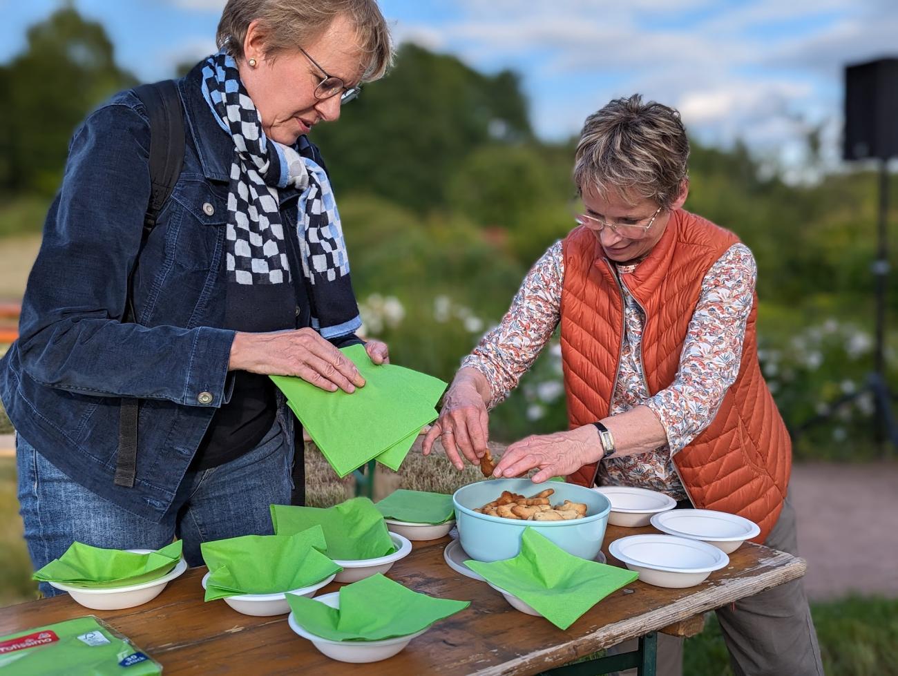 Zwei Frauen decken den Tisch