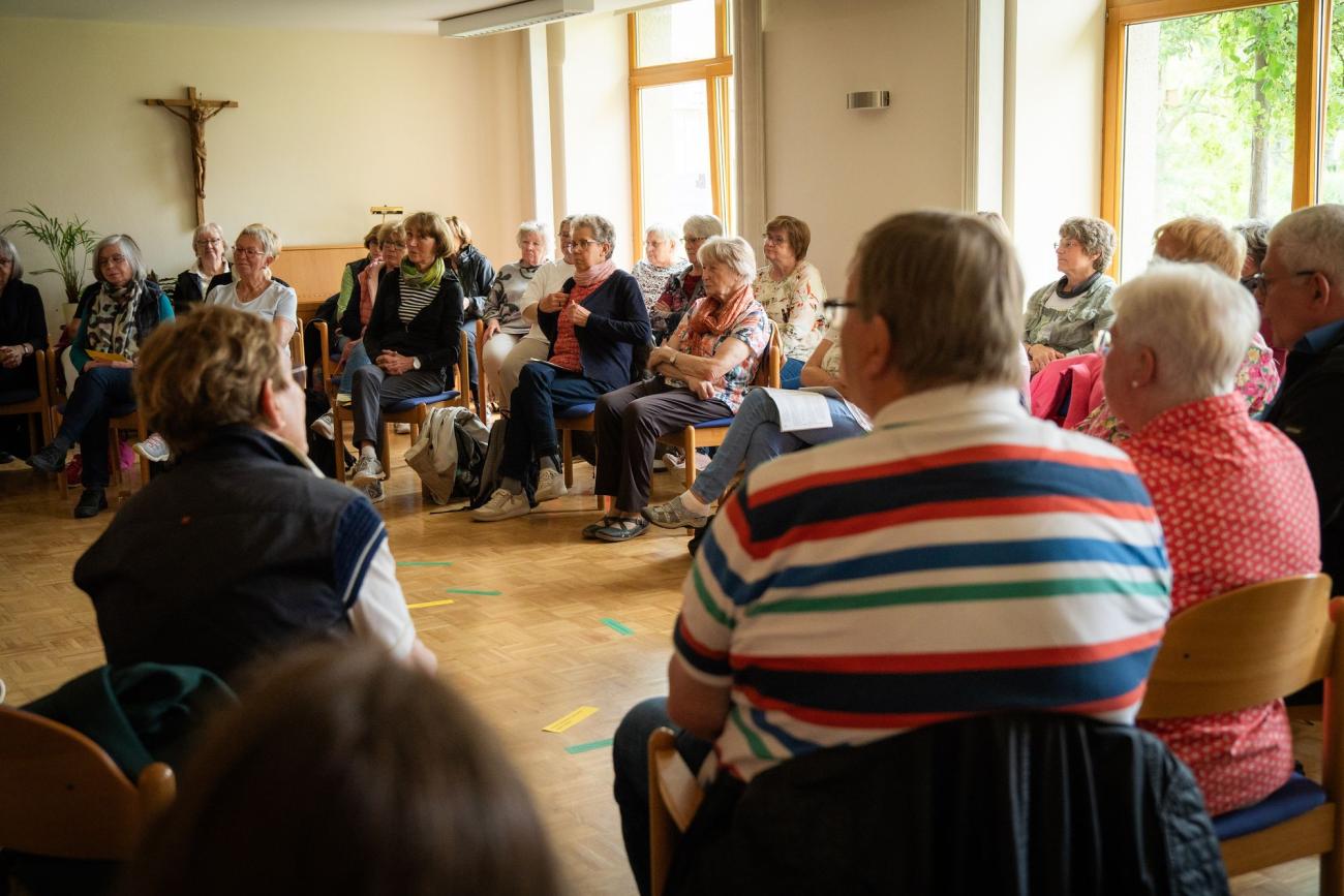 Menschen sitzen in einem Kreis