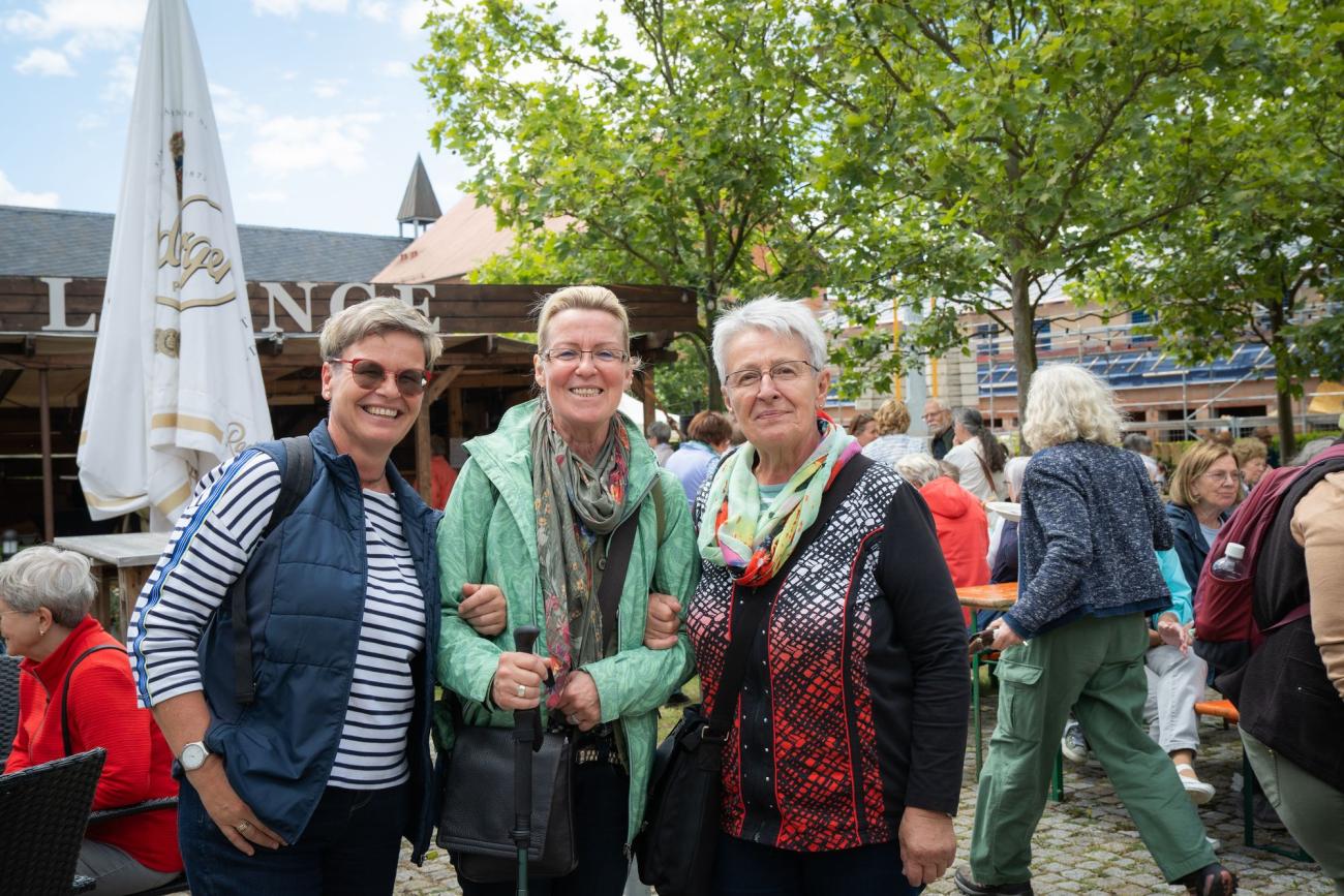 Frauen schauen in die Kamera