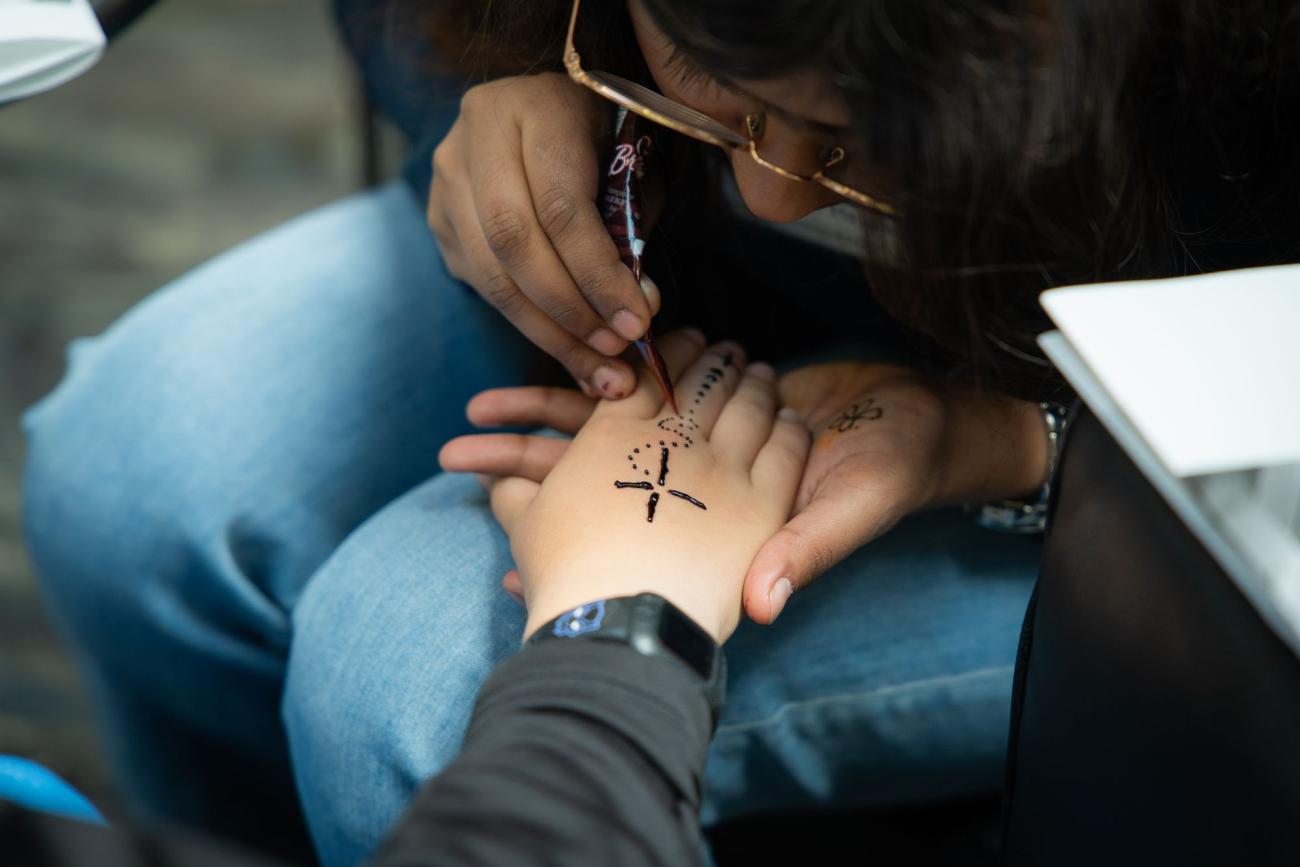 Henna-Tattoo auf einer Hand