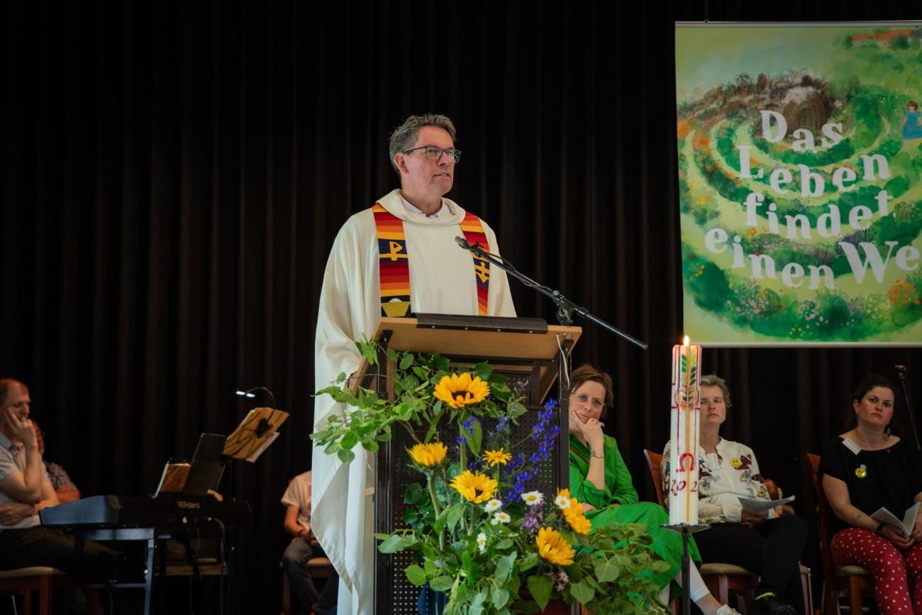 ein Priester spricht an einem Rednerpult