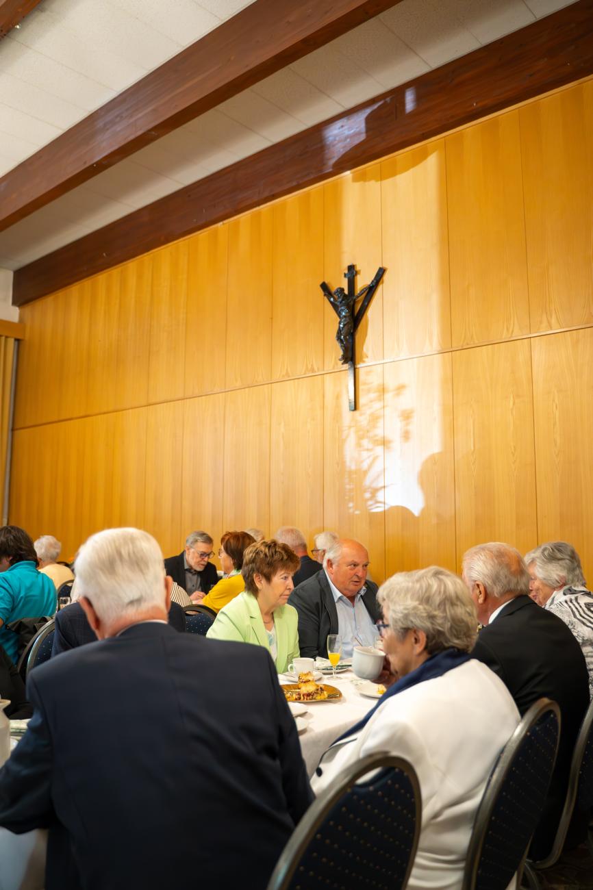 Menschen trinken Kaffee in einem Saal