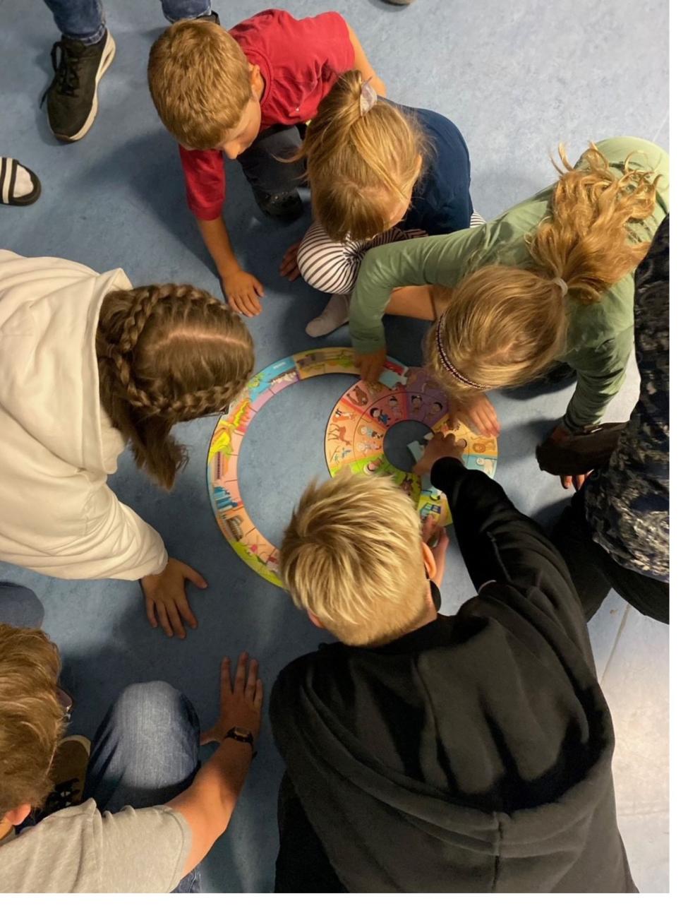 Kinder puzzeln auf dem Boden