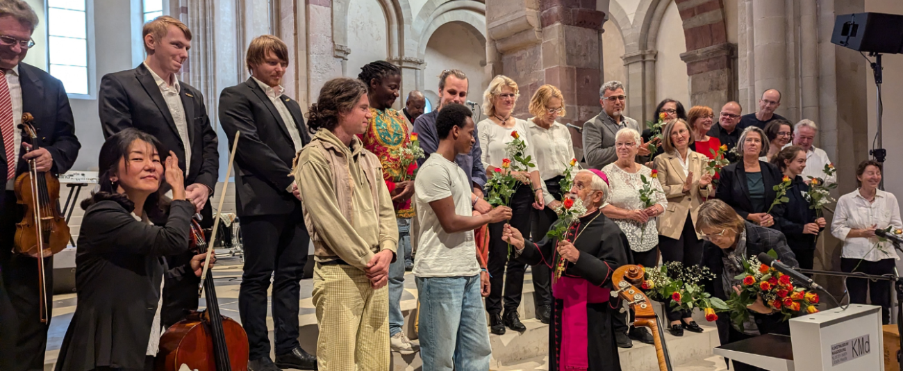 eine Gruppe Menschen in einer Kirche