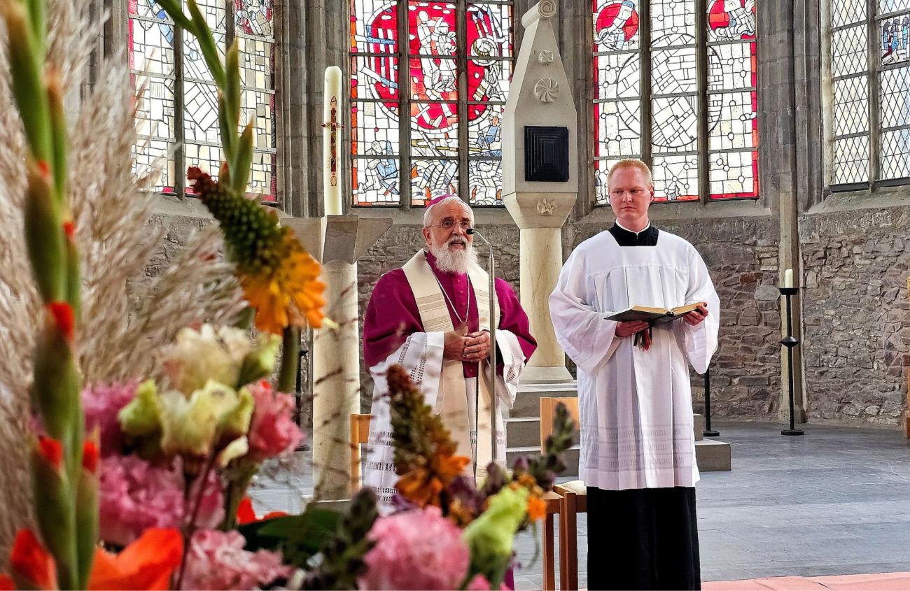 Bischof Feige predigt in einer Kirche