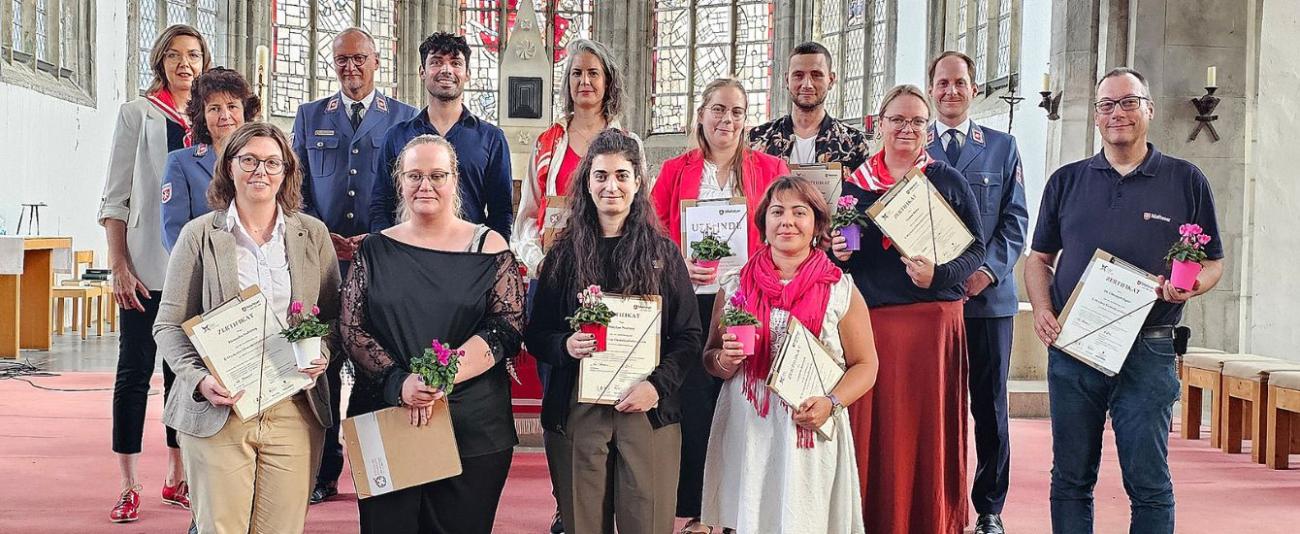 Menschen stehen in einer Kirche