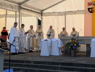 Gottesdienst auf einer Wiese