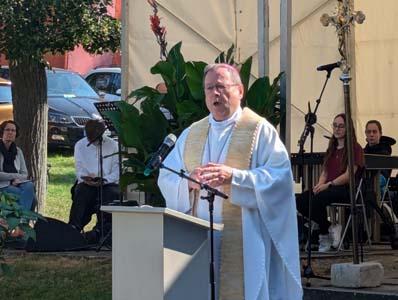 Gottesdienst auf einer Wiese