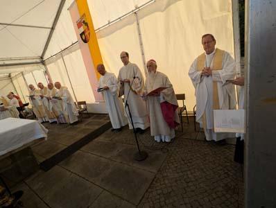 Gottesdienst auf einer Wiese