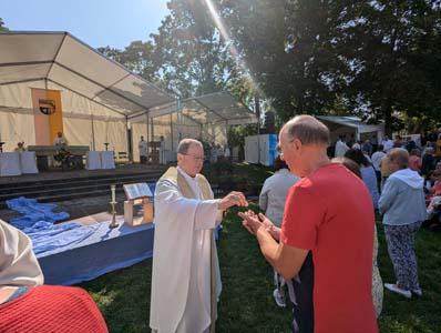 Gottesdienst auf einer Wiese