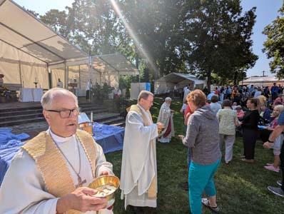 Gottesdienst auf einer Wiese