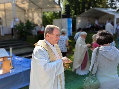 Gottesdienst auf einer Wiese