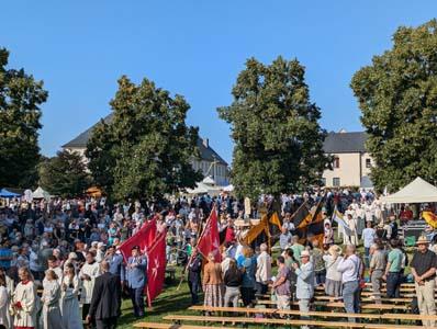 Menschen auf einer Wiese