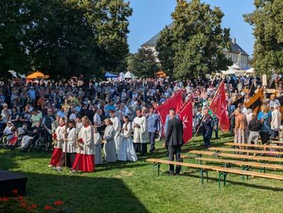 Menschen auf einer Wiese