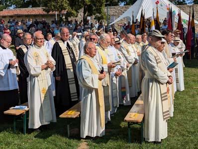 Menschen auf einer Wiese