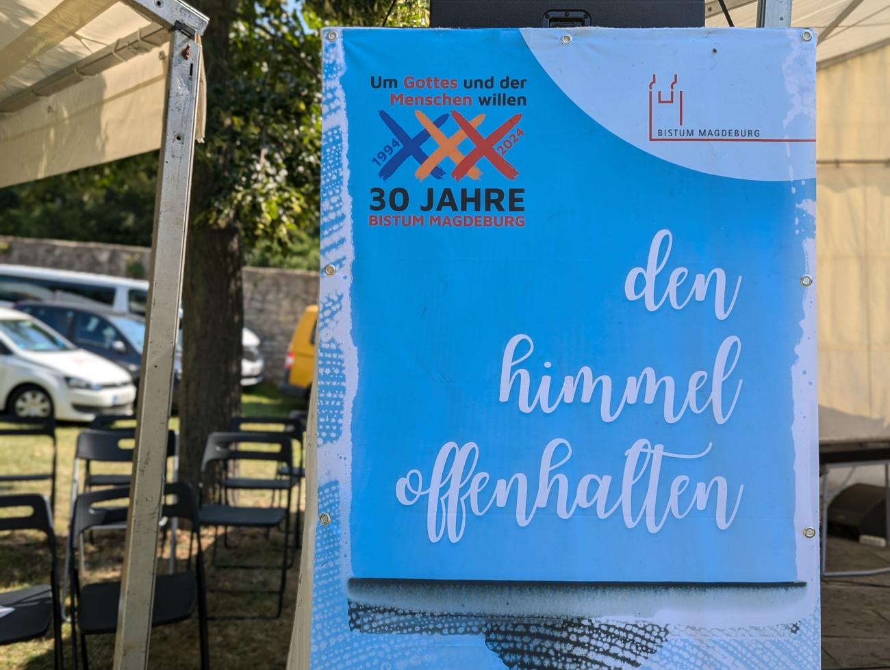 Werbeschilder bei einem Fest