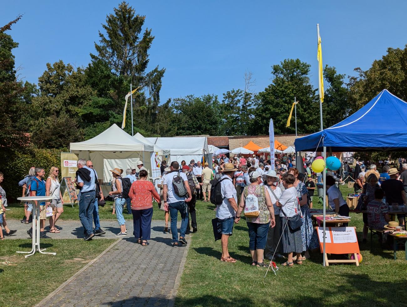 Menschen bei einem Fest auf einer Wiese