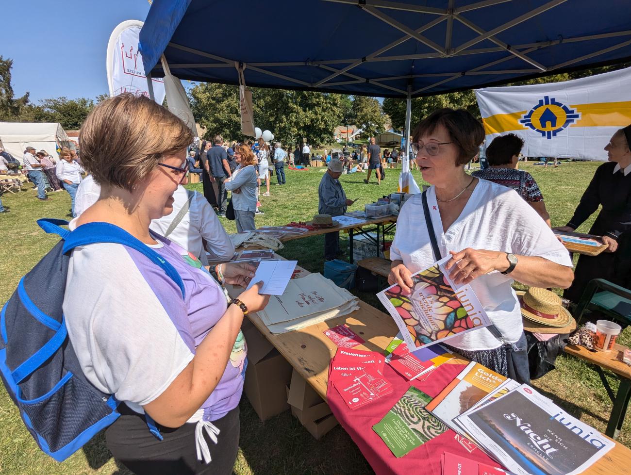 Menschen bei einem Fest auf einer Wiese