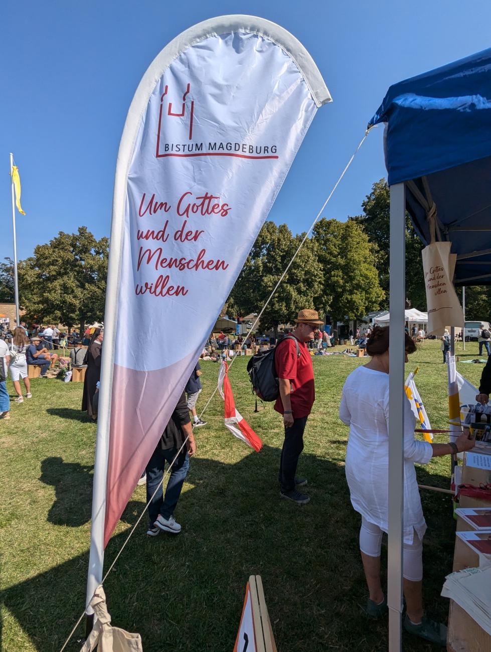 Menschen bei einem Fest auf einer Wiese