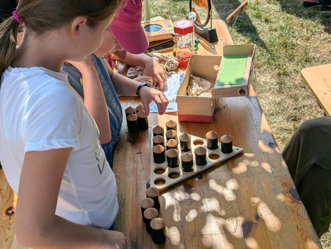 Menschen bei einem Fest auf einer Wiese