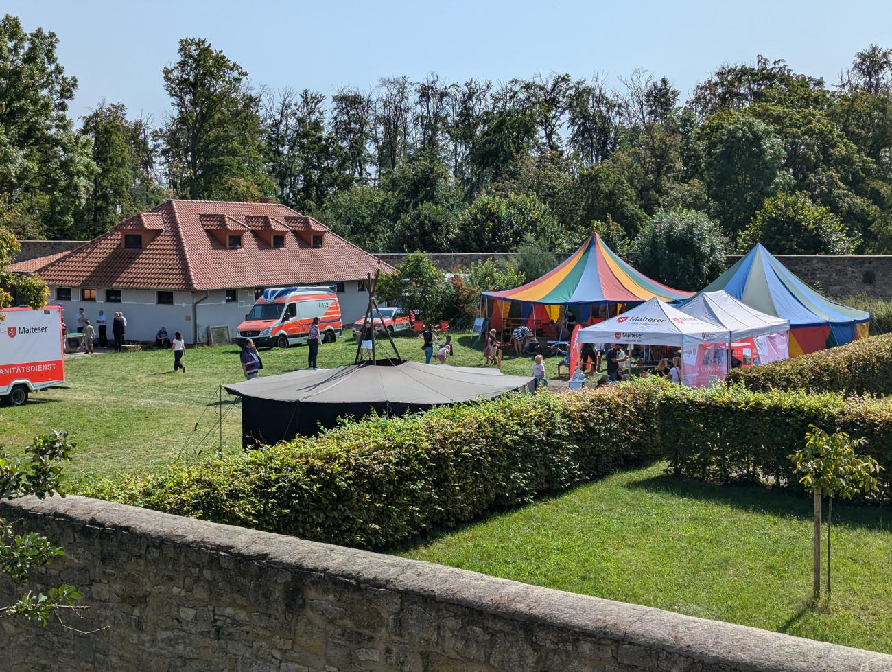 Menschen bei einem Fest auf einer Wiese