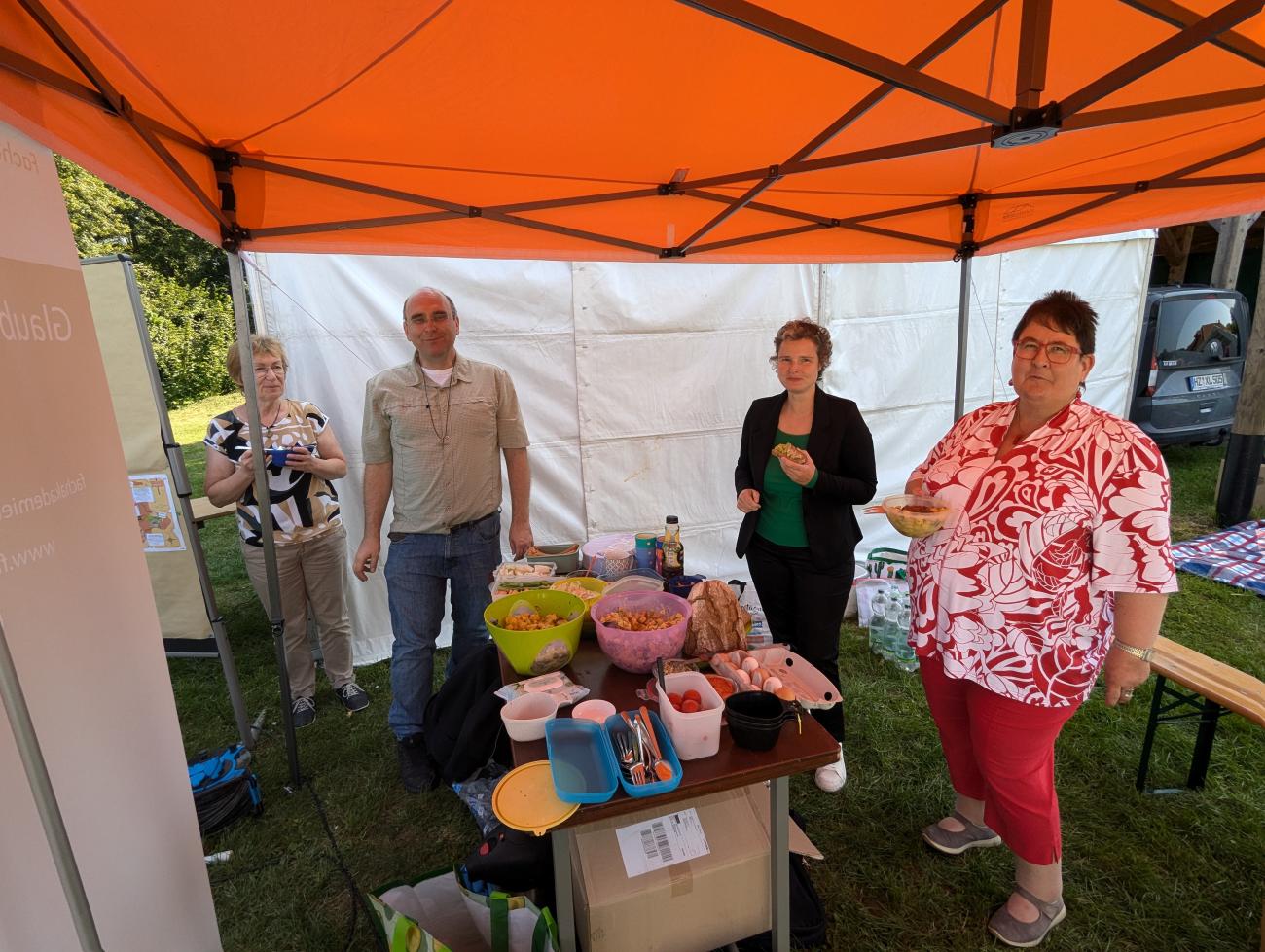 Menschen bei einem Fest auf einer Wiese