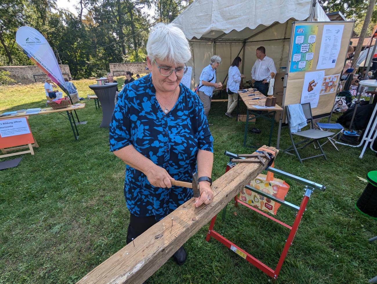 Menschen bei einem Fest auf einer Wiese