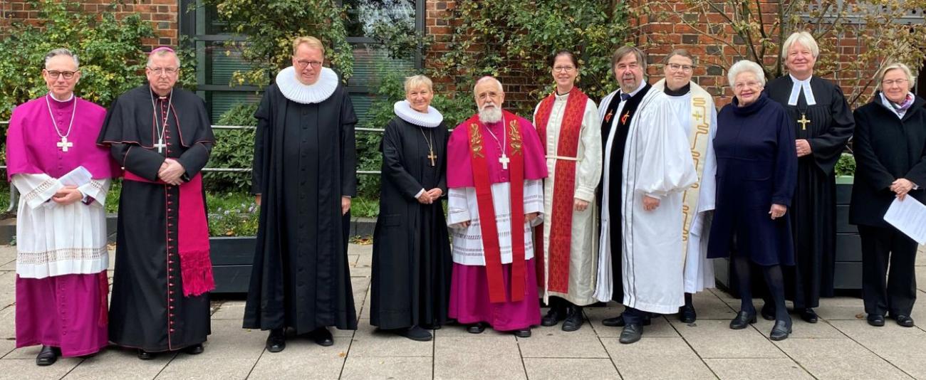 Menschen stehen vor einer Kirche