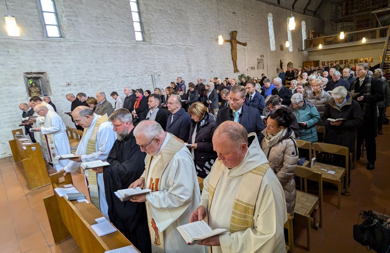 Menschen in einem Gottesdienst