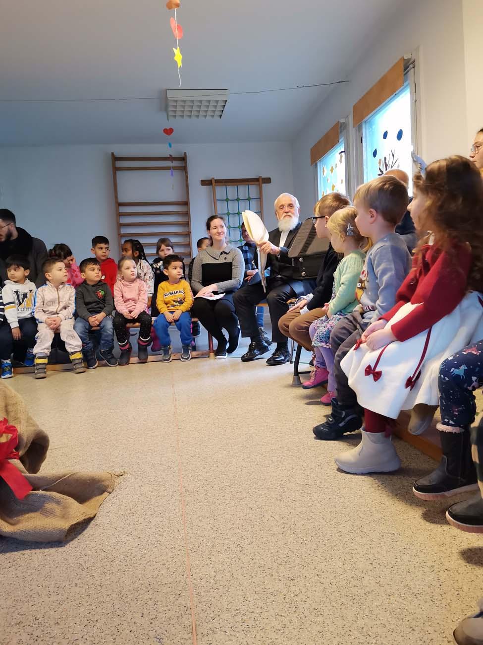 Bischof mit Kindern in einem Raum