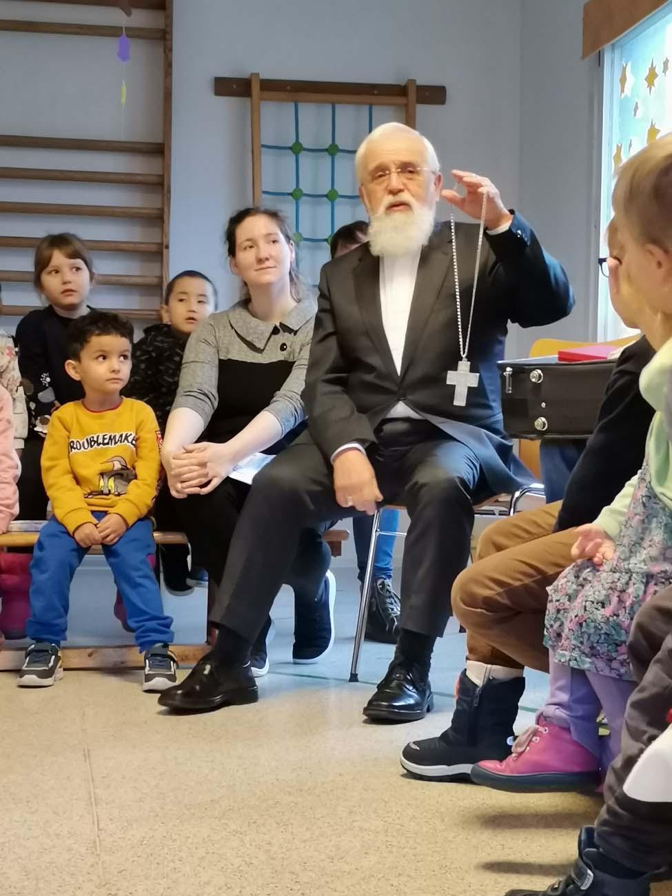 Bischof mit Kindern in einem Raum