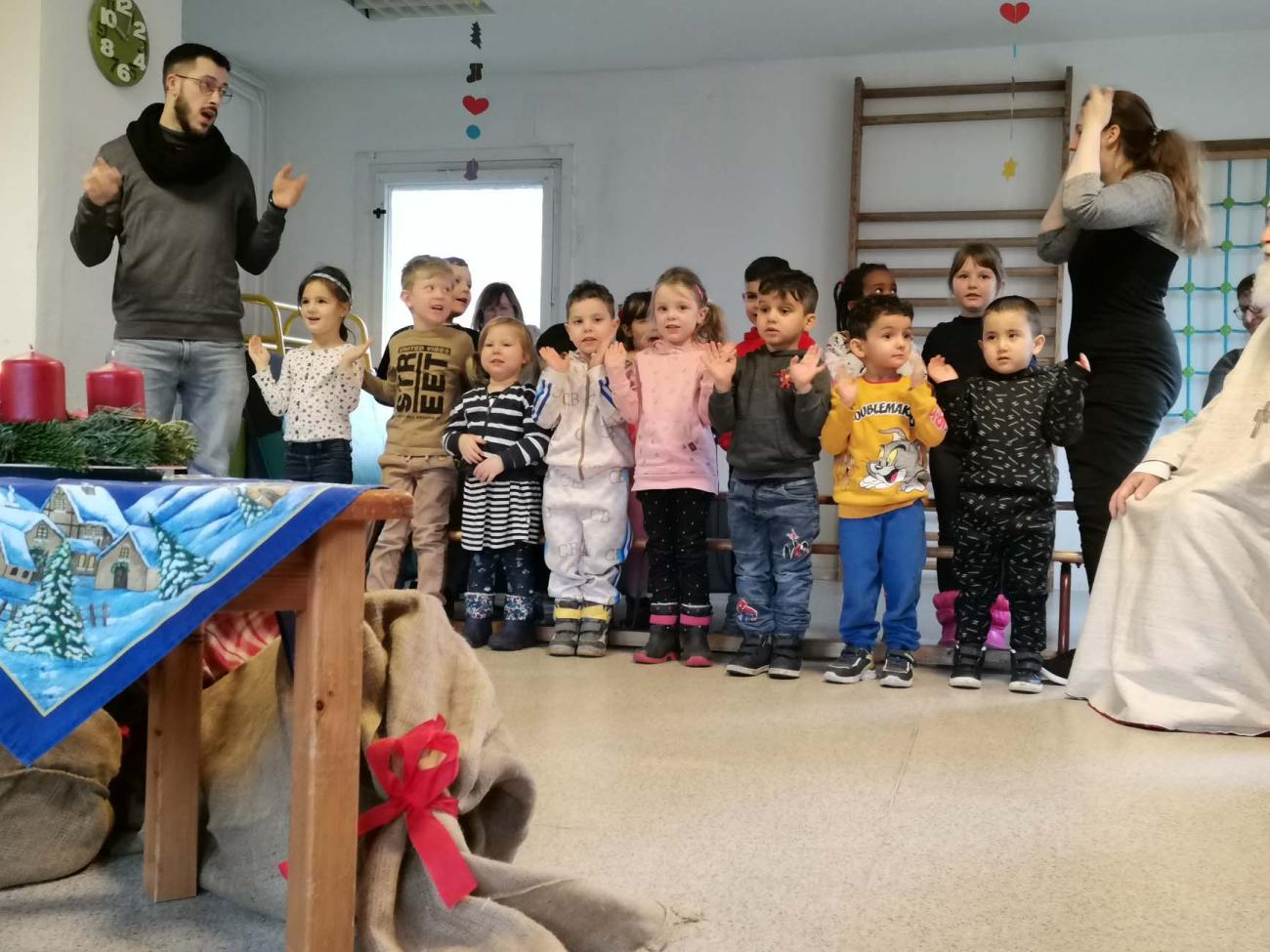 Bischof mit Kindern in einem Raum