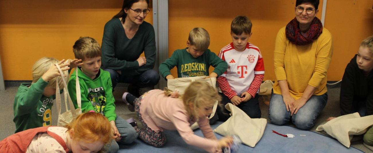 Kinder packen Geschenke