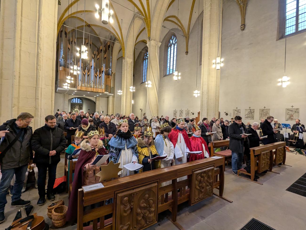 Menschen in einem Gottesdienst