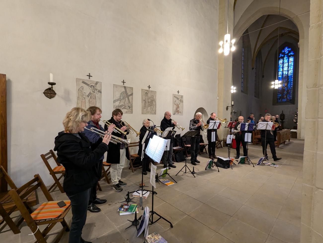 Bläserensemble in einer Kirche